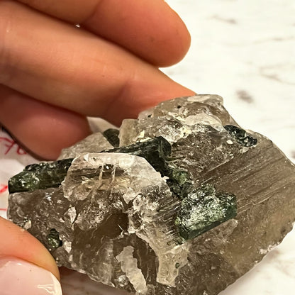 Turmalina verde con matriz de cuarzo ahumado T18 colección privada