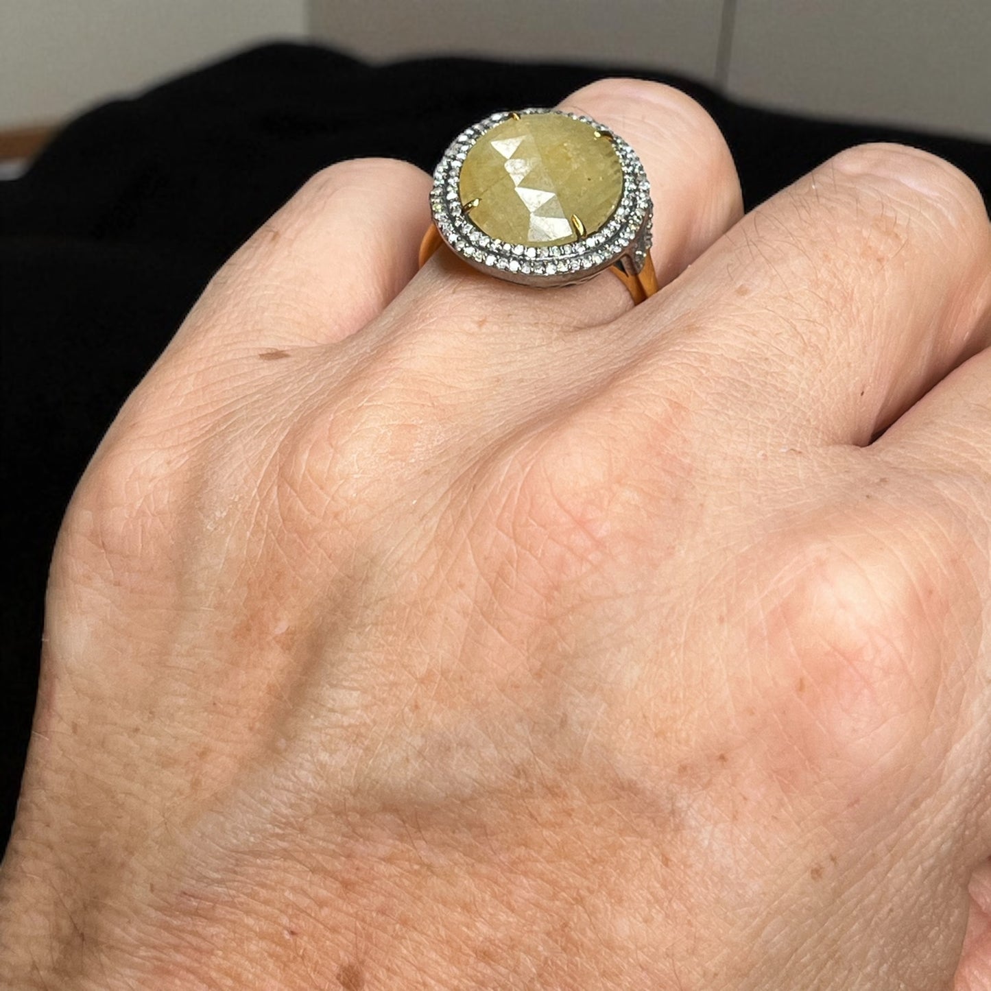 Anillo Art Déco con zafiro amarillo y doble orla de diamantes