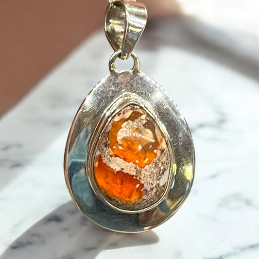 Colgante de ópalo de fuego facetado en plata de ley