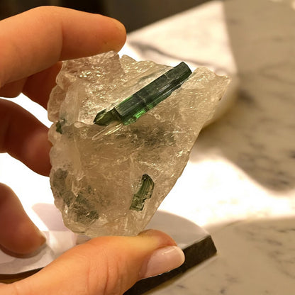Turmalina verde con matriz de cuarzo ahumado T19 colección privada