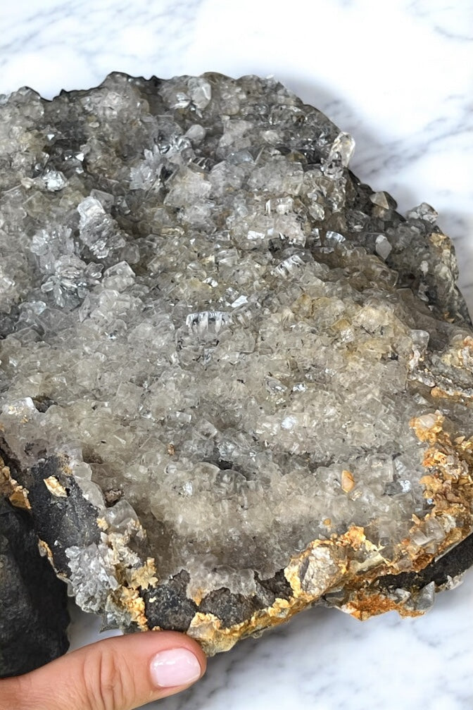 Drusa gigante de cuarzo Diamante Hérkimer, fluorita y calcita colección privada
