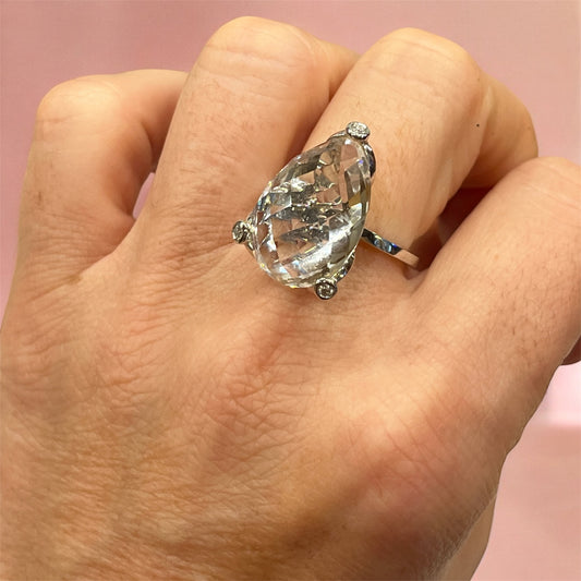 ✨ ANILLO DE CUARZO HIALINO Y DIAMANTES EN ORO BLANCO