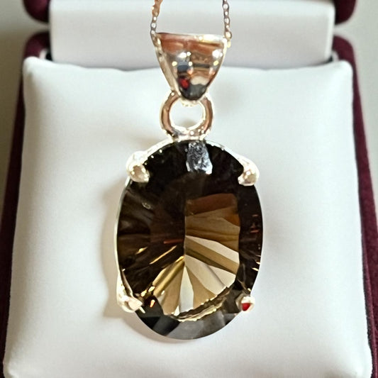 Colgante de cuarzo ahumado facetado y plata de ley 925