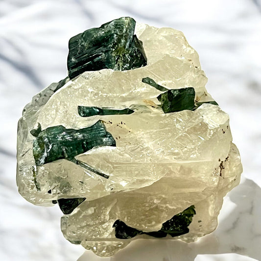 Turmalina verde con matriz de cuarzo ahumado T1 colección privada