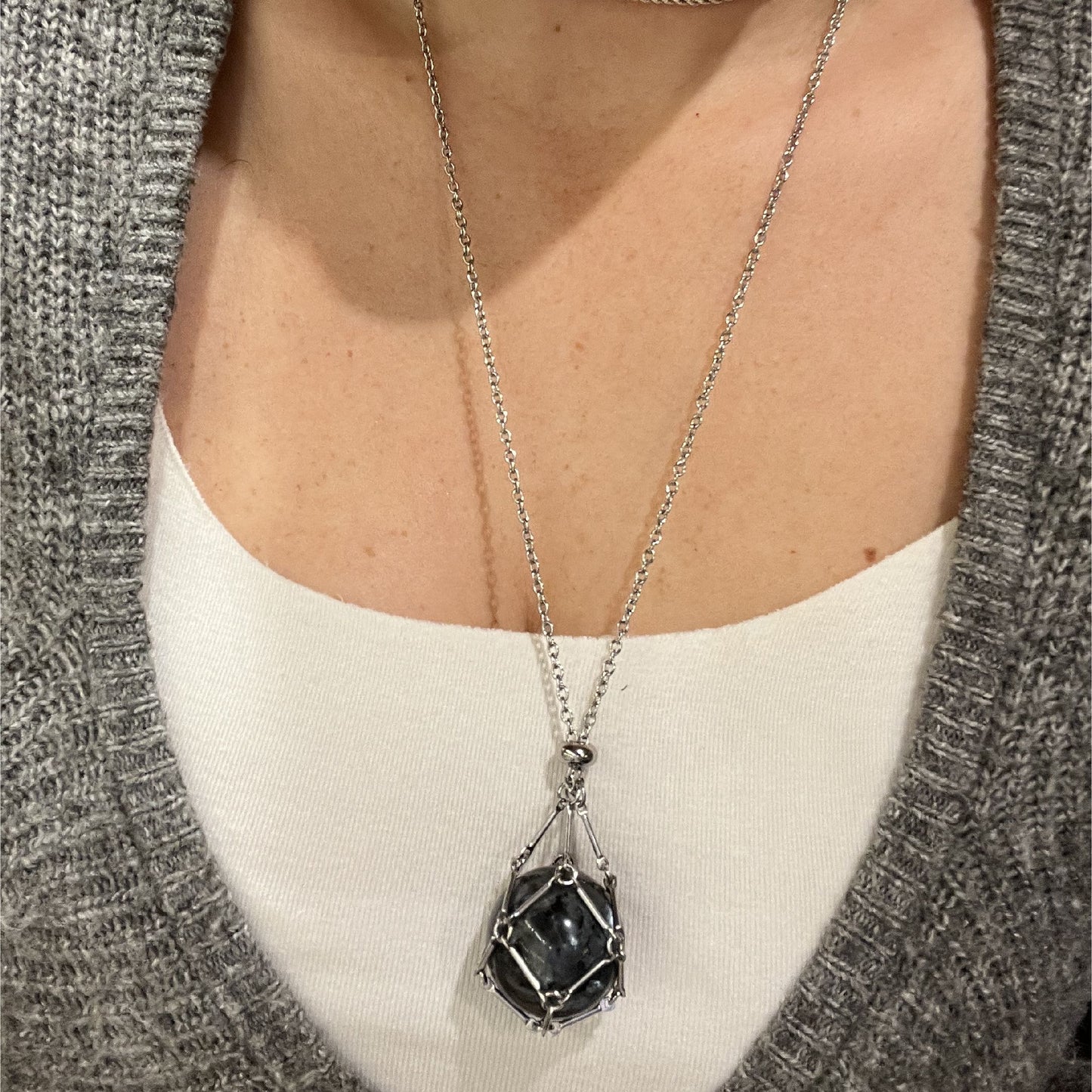 Esferita de Larvikita con colgante jaulita