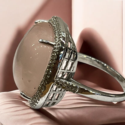 Anillo antiguo Art Déco con cuarzo rosa y doble orla de diamantes