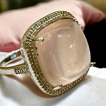 Anillo antiguo Art Déco con cuarzo rosa y doble orla de diamantes