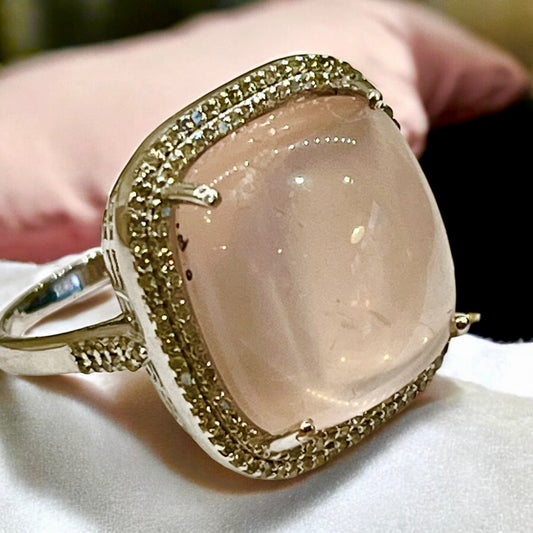 Anillo antiguo Art Déco con cuarzo rosa y doble orla de diamantes
