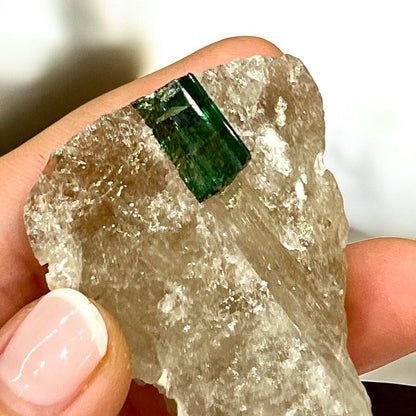 Turmalina verde con matriz de cuarzo ahumado T2colección privada