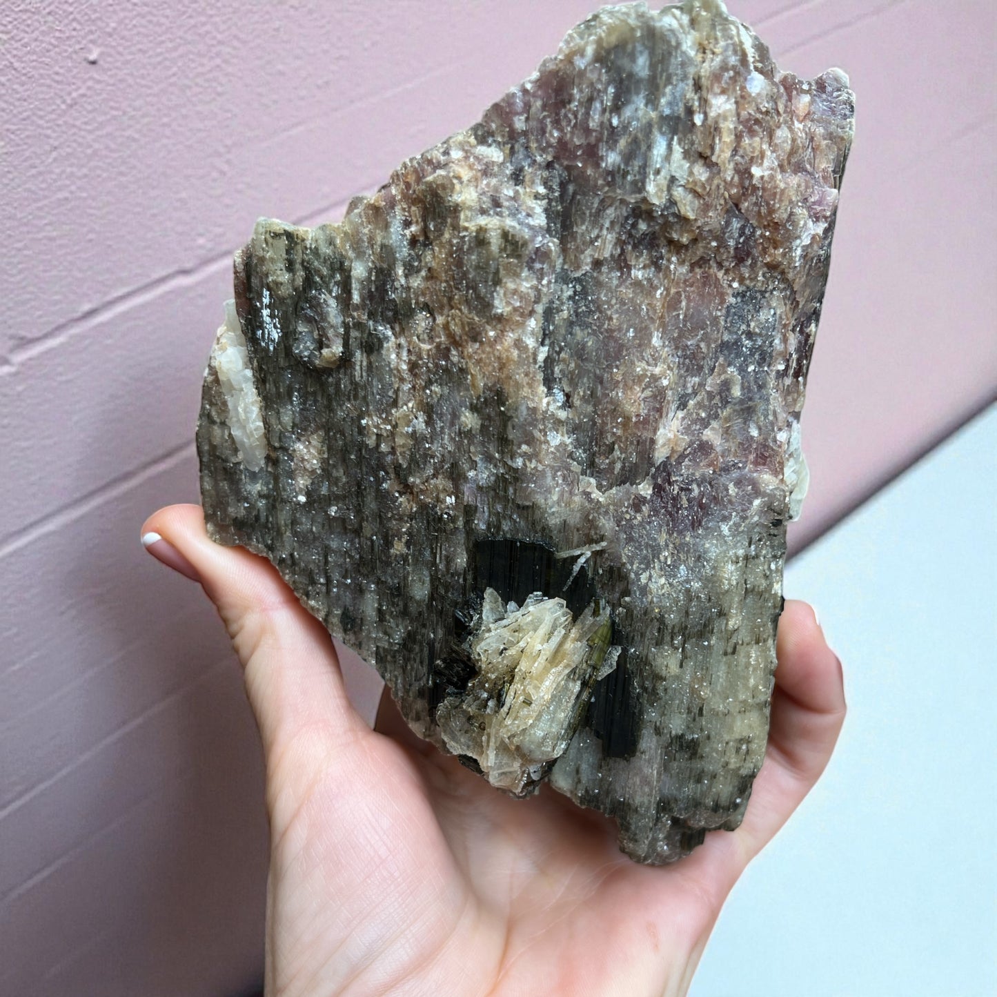 Pieza única de colección privada- Turmalina Rosa, albita, turmalina verde, mica moscovita y mica lepidolita.