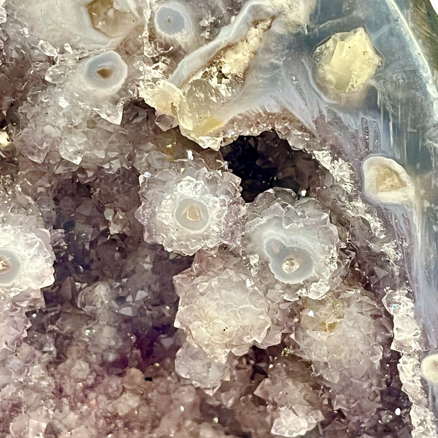 Geoda de ágata con estalactitas de amatista lavanda