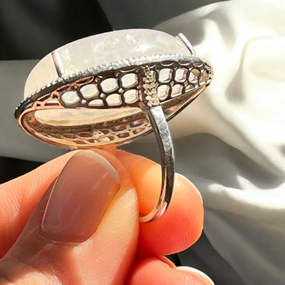 nillo Art Déco con piedra luna y halo de diamantes (circa 1920–1940)
