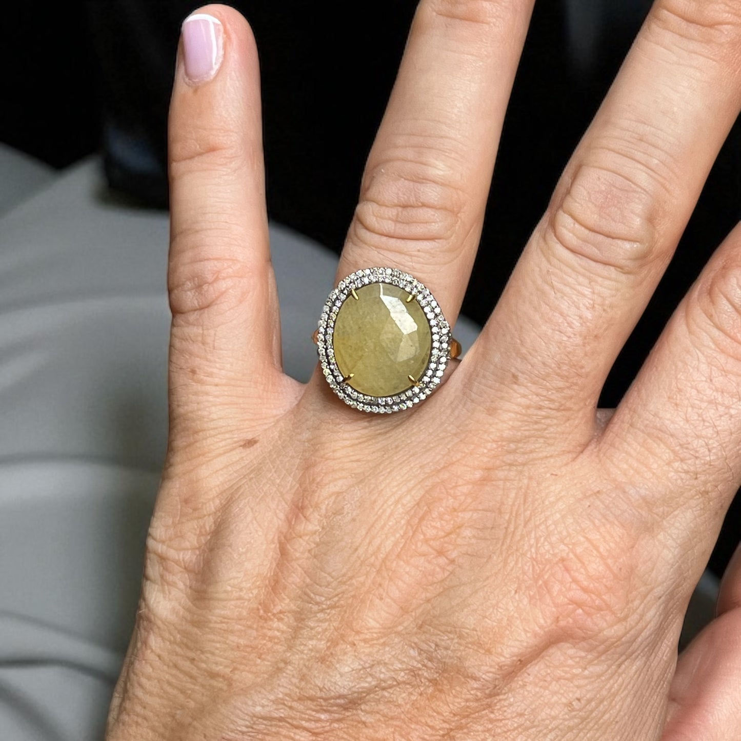 Anillo Art Déco con zafiro amarillo y doble orla de diamantes