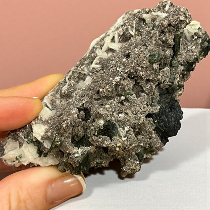 Turmalina verde con mica lepidolita y cleavelandita pieza j un ica de colección privada