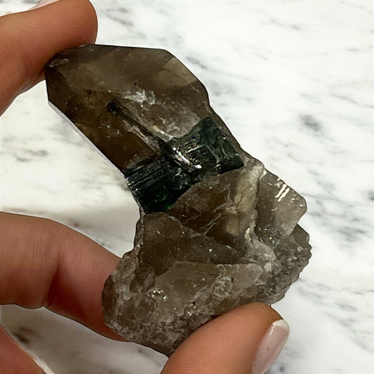 Turmalina verde con matriz de punta de cuarzo ahumado T7 colección privada