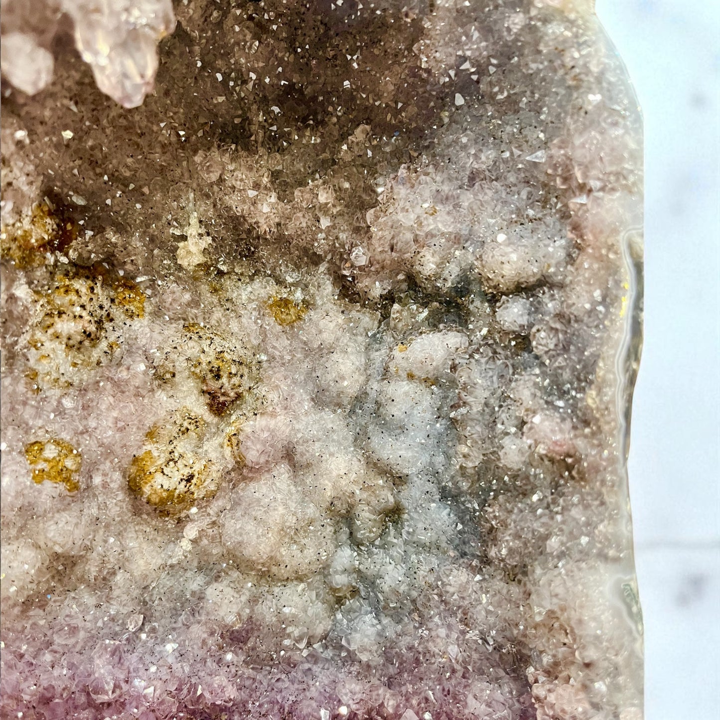 Geoda de ágata y amatista tricolor con cacoxenita