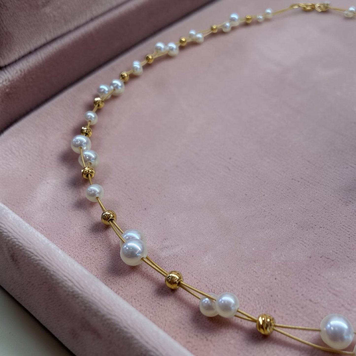Collar de perlas naturales de río  y plata de ley 925 chapado en oro