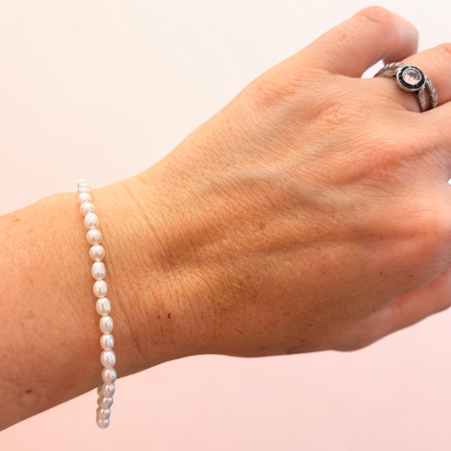 Pulsera de perlas de río naturales cultivadas “granito de arroz”