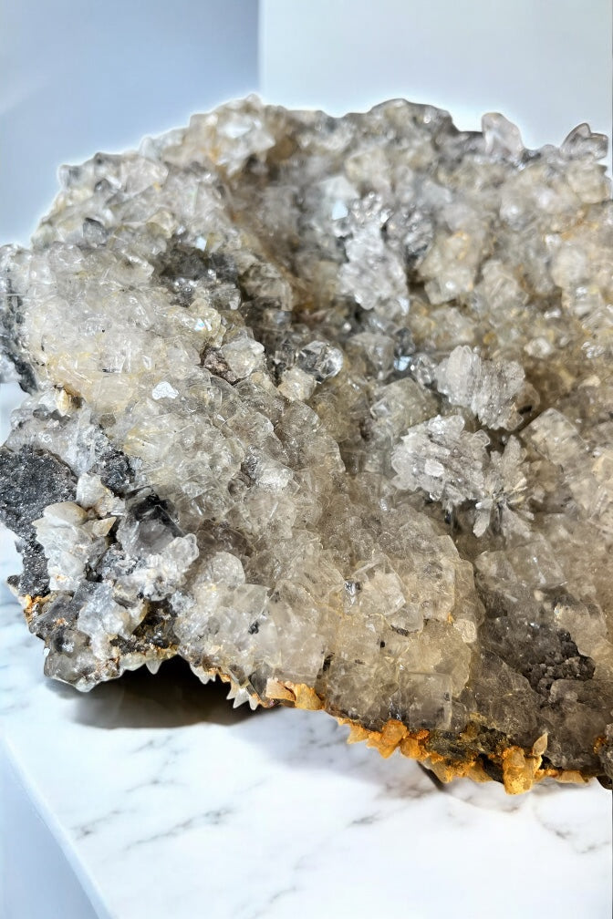 Drusa gigante de cuarzo Diamante Hérkimer, fluorita y calcita colección privada
