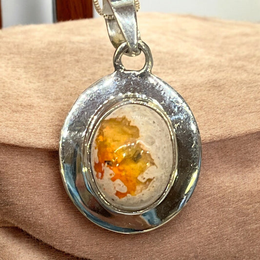 Colgante de ópalo de fuego facetado en plata de ley