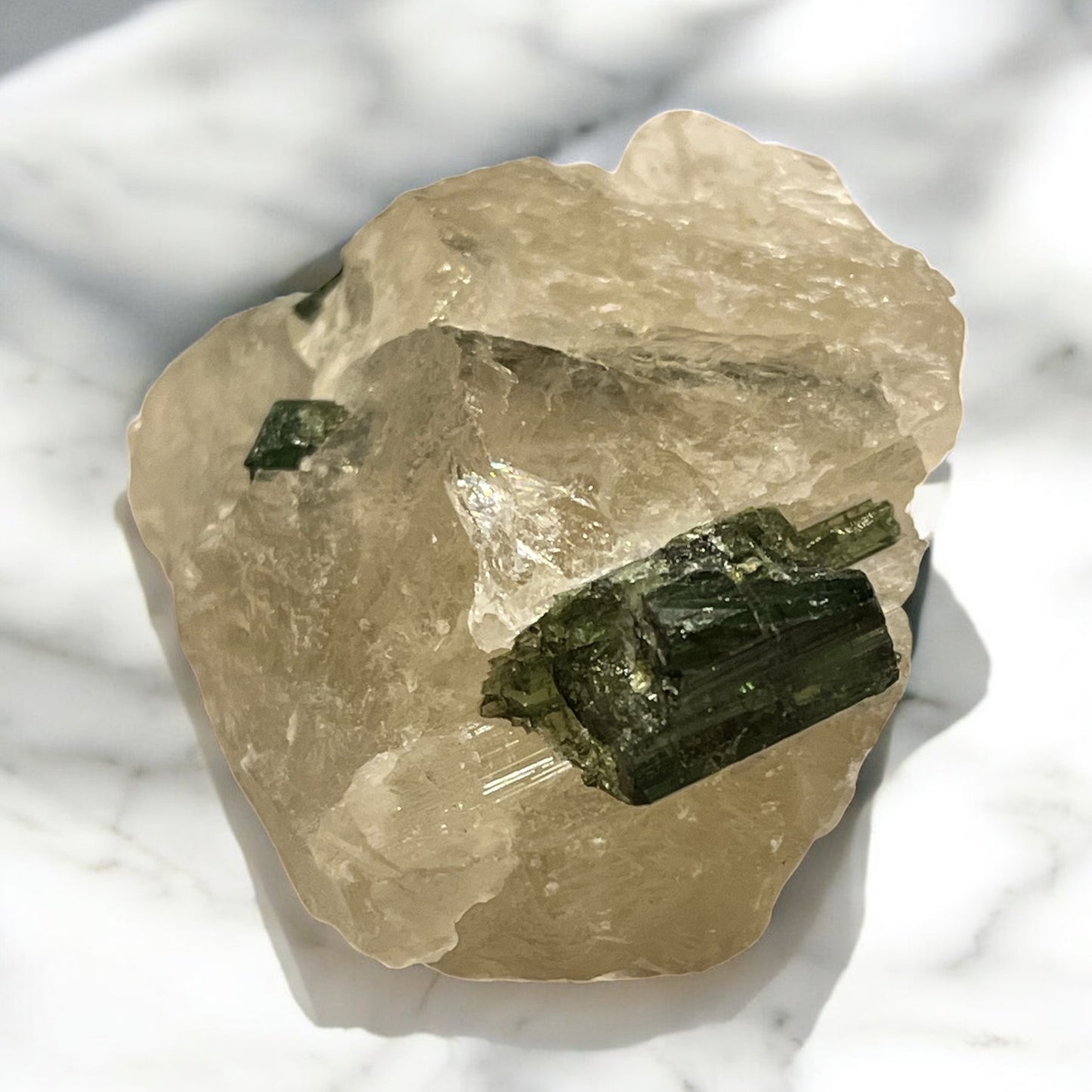 Turmalina verde con matriz de cuarzo ahumado T19 colección privada