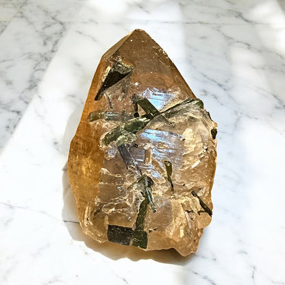 Turmalina verde con matriz de cuarzo ahumado T15 colección privada