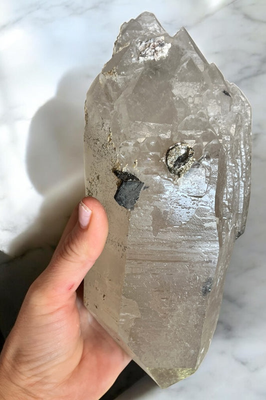 Punta gigante de cuarzo ahumado con mica moscovita, biotita, marcasita, formación yacaré y fantasma