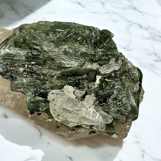 Turmalina verde con matriz de cuarzo ahumado T3colección privada