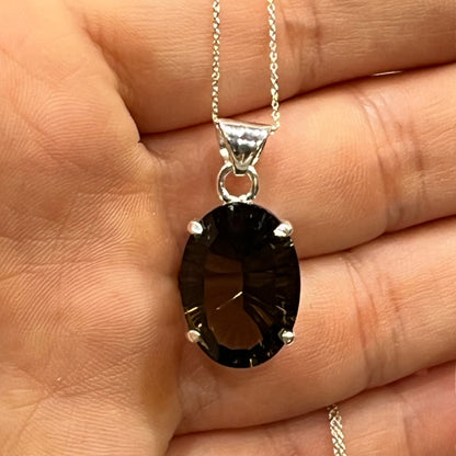 Colgante de cuarzo ahumado facetado y plata de ley 925