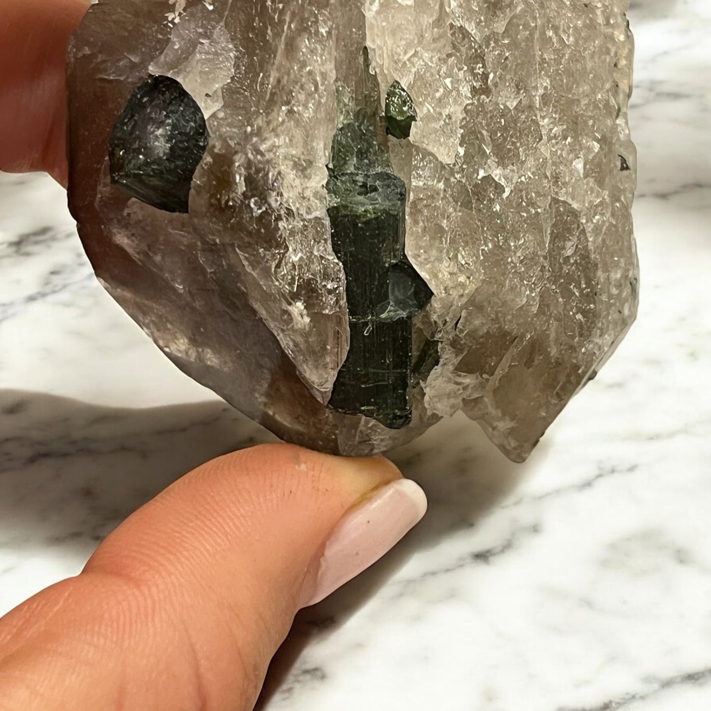 Turmalina verde con matriz de cuarzo ahumado T16 colección privada