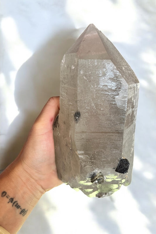 Punta biterminada de Cuarzo Ahumado con Turmalina Negra y Arsenopirita gigante gran maestro