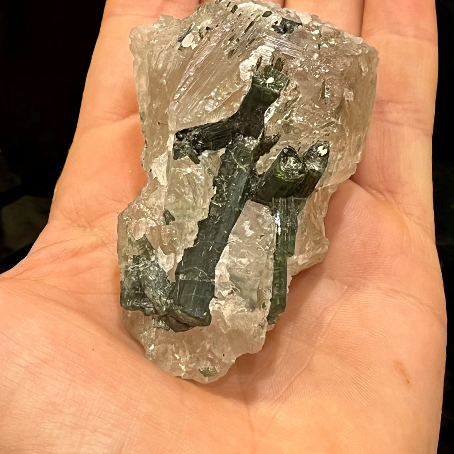 Turmalina verde con matriz de punta de cuarzo ahumado T13 colección privada