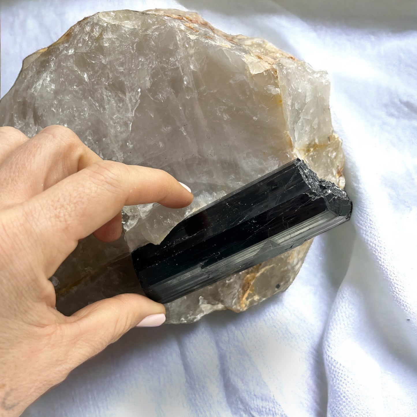 Masivo de cuarzo cristal con turmalina chorlo cristalizada