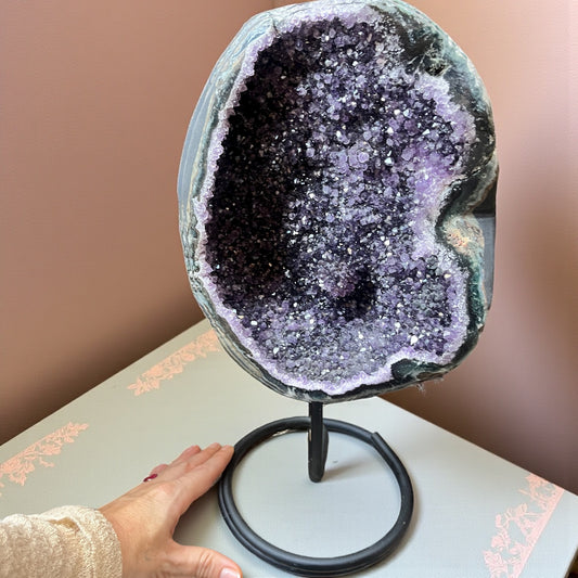 Peana de Amatista Uruguaya de Color Profundo maestría pila