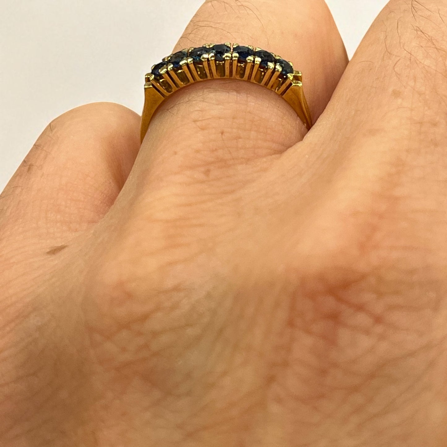 Media alianza de zafiros en oro amarillo de 18K