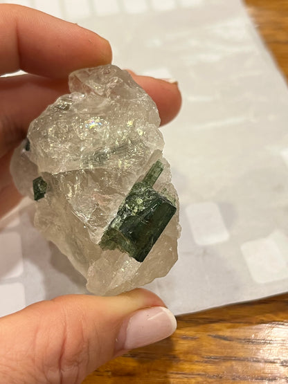 Turmalina verde con matriz de cuarzo ahumado T19 colección privada