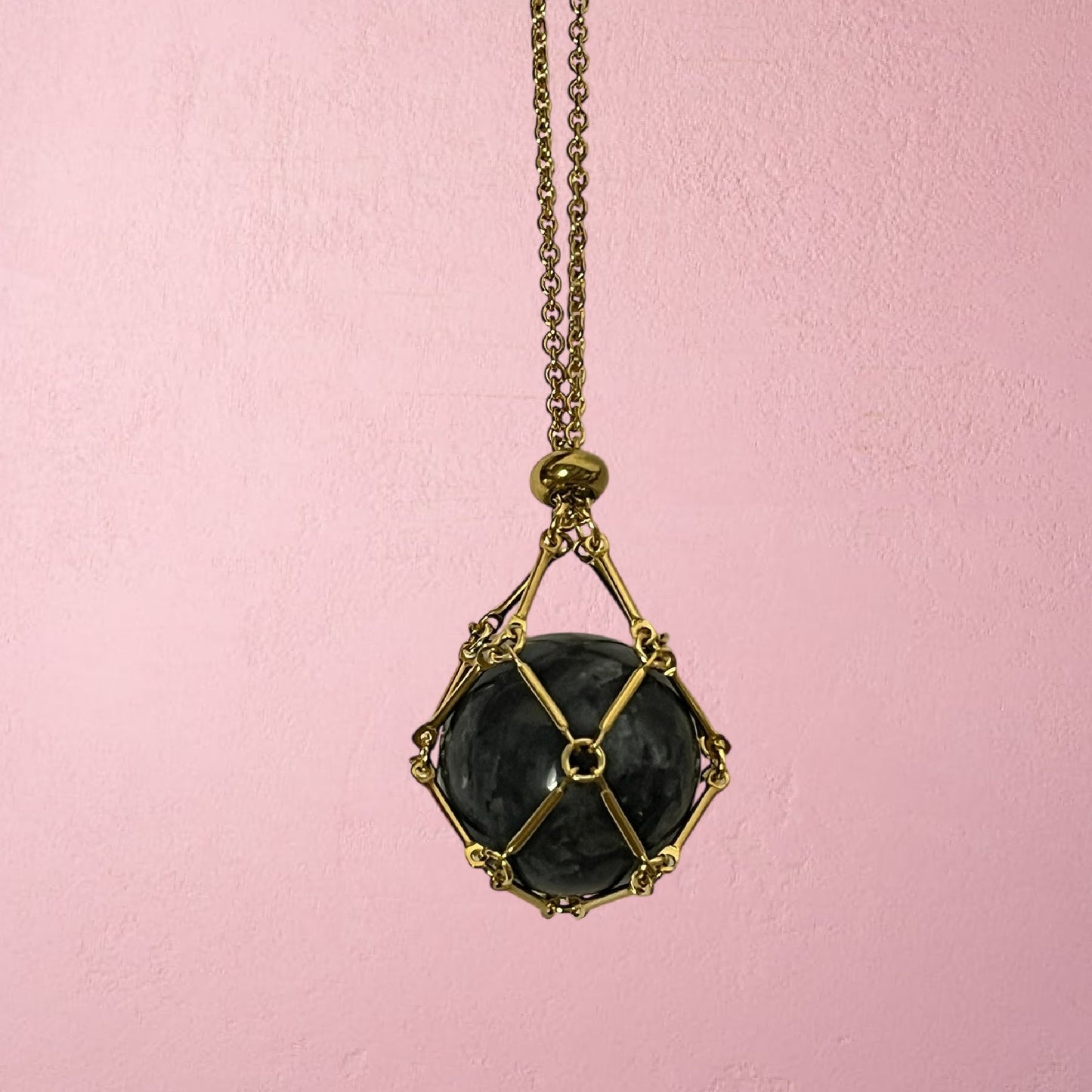 Esferita de Larvikita con colgante jaulita