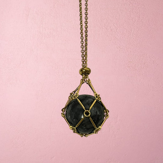 Esferita de Larvikita con colgante jaulita