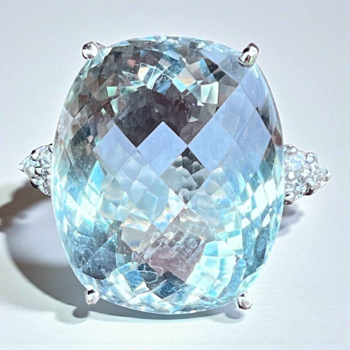 Anillo vintage de Aguamarina facetada oro blanco de 18 quilates y diamantes naturales