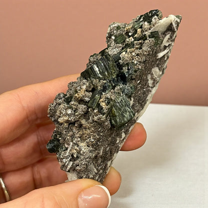 Turmalina verde con mica lepidolita y cleavelandita pieza j un ica de colección privada