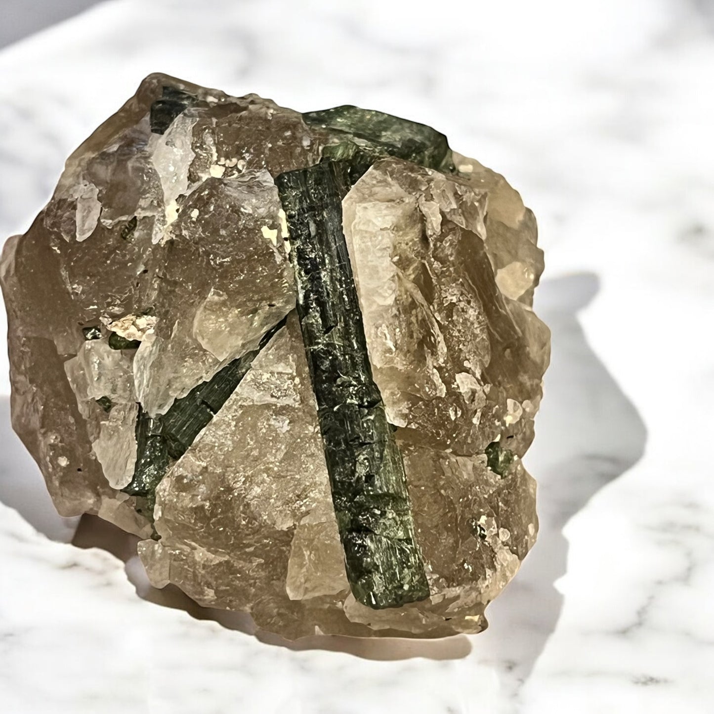 Turmalina verde con matriz de cuarzo ahumado T18 colección privada