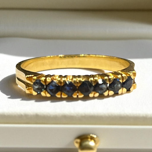 Media alianza de zafiros en oro amarillo de 18K