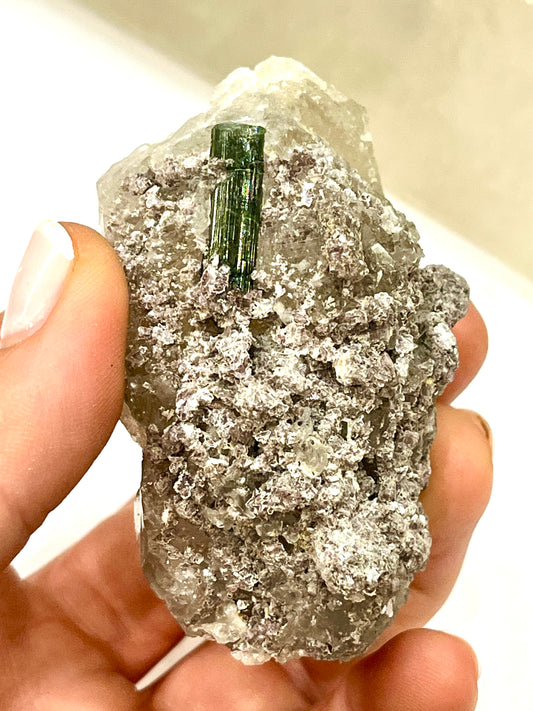 Turmalina verde sobre matriz de cuarzo ahumado con mica lepidolita T6 colección privada