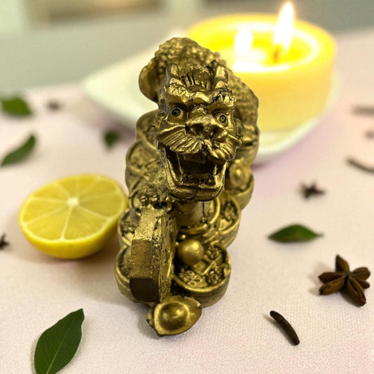 Dragón dorado con monedas – símbolo de prosperidad y energía vital