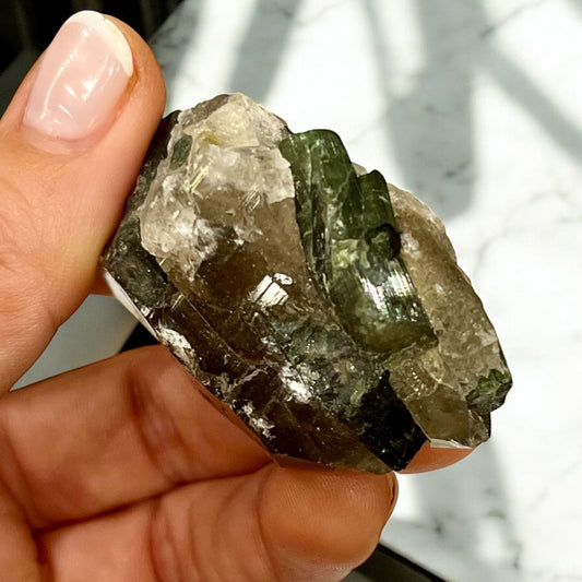 Turmalina verde con matriz de cuarzo ahumado T4 colección privada