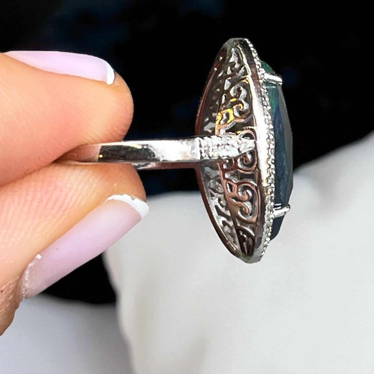 Anillo Art Déco con ópalo negro y doble orla de diamantes