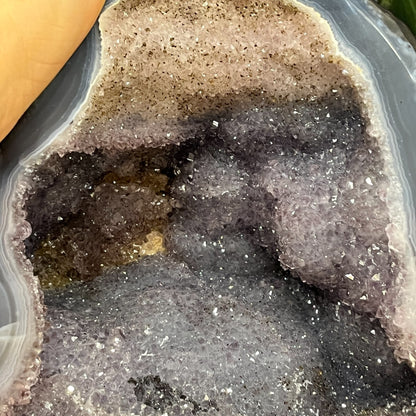 Geoda de ágata con amatista tricolor