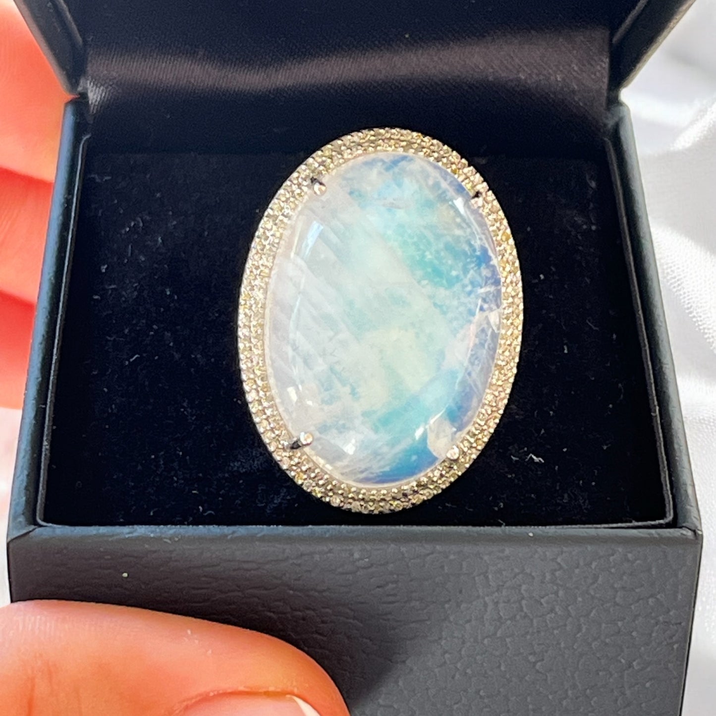 nillo Art Déco con piedra luna y halo de diamantes (circa 1920–1940)