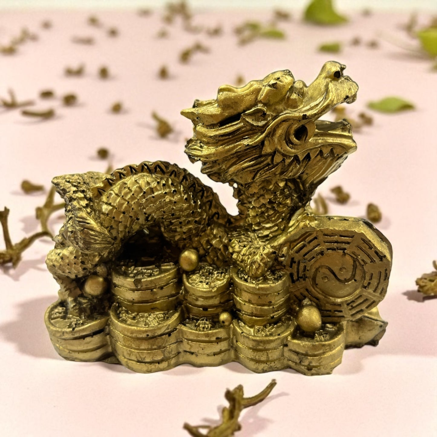 Dragón dorado con monedas – símbolo de prosperidad y energía vital