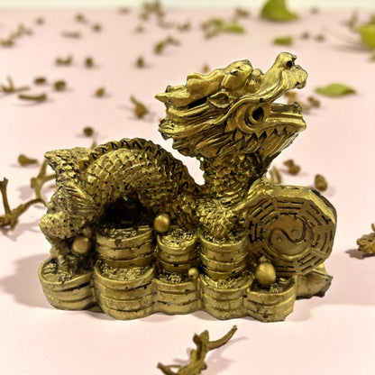 Dragón dorado con monedas – símbolo de prosperidad y energía vital